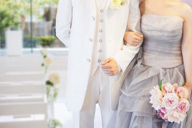 結婚式の通路を歩く新郎新婦