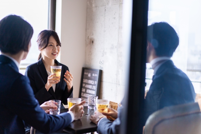 カフェでリラックスするビジネス会議