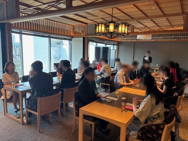 市内レストランで落ち着いて食事する