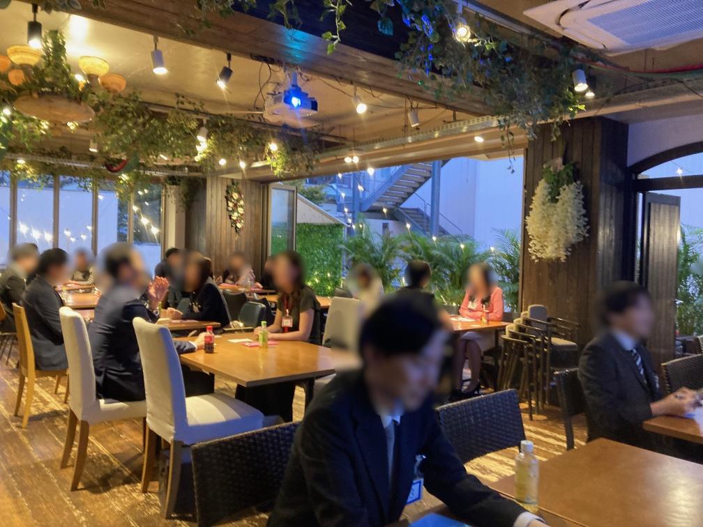 屋内レストランで食事を楽しむ人々
