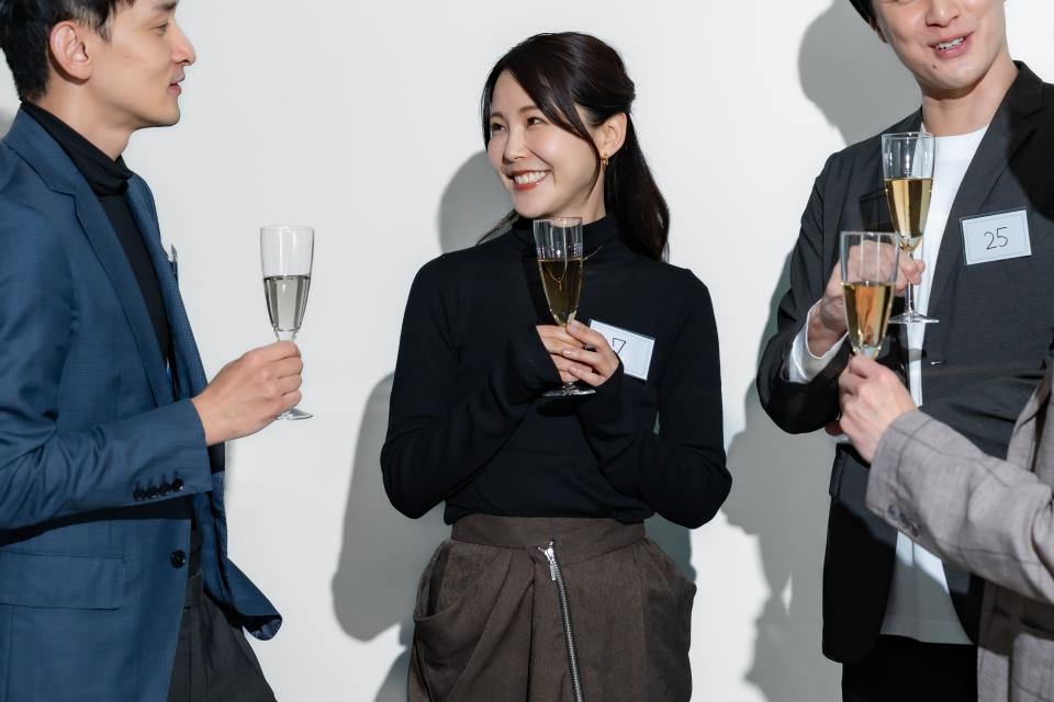 パーティーでシャンパンを持つ人々
