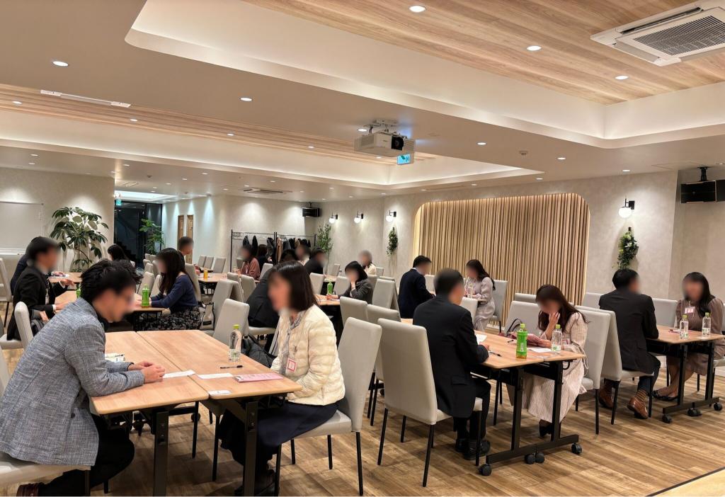 おしゃれなカフェで交流する人々