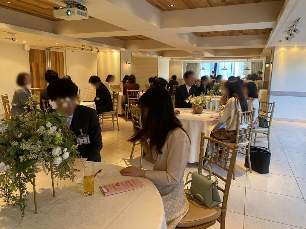 結婚式のレセプションで交流する客